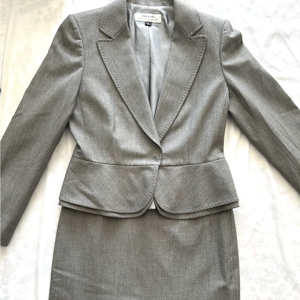 Women’s 2 piece skirt and jacket. Bow detail on sleeves. Great for the office